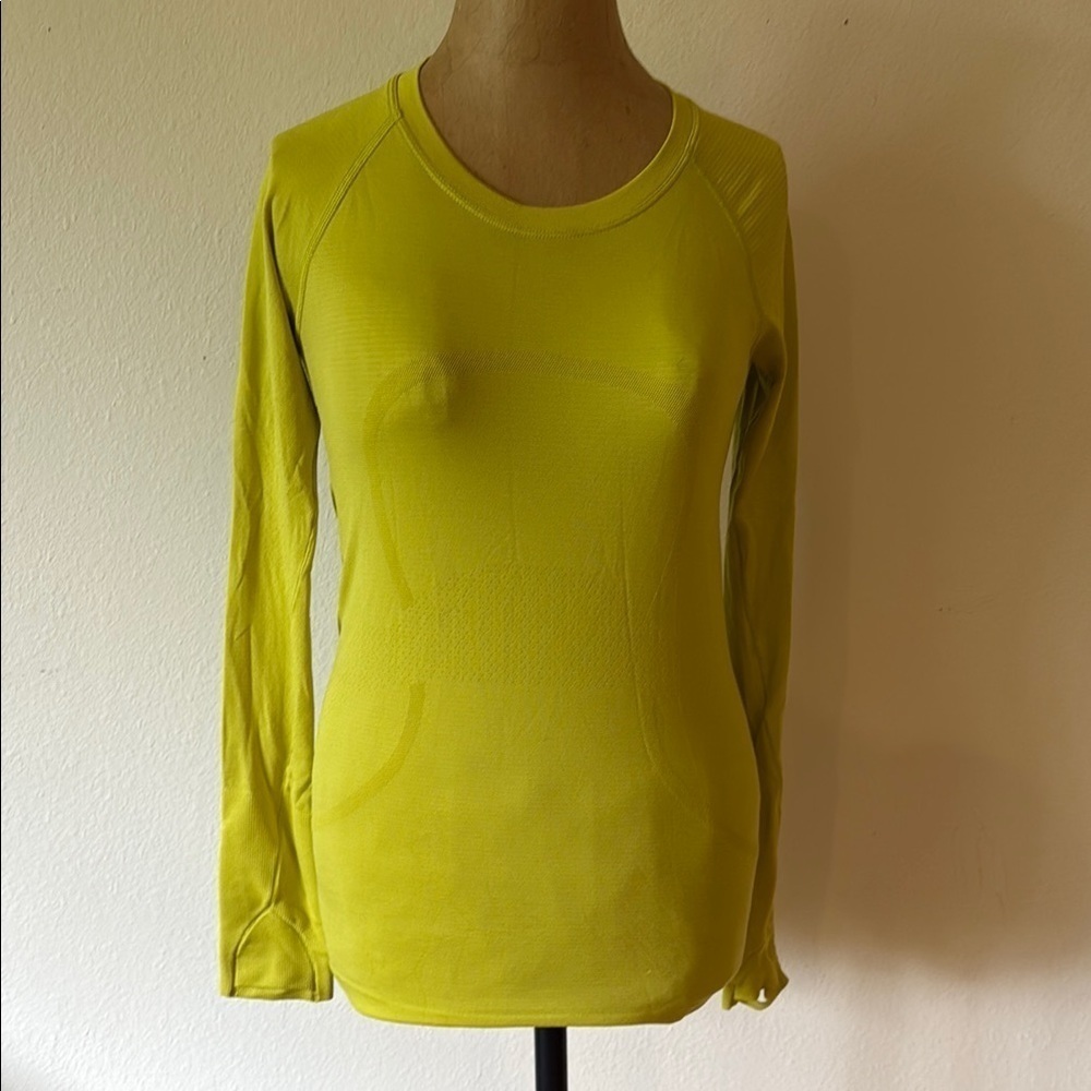 Lululemon sz 4 Run Swiftly neon yellow‎ Long Sleeve Top, great pre owned cond